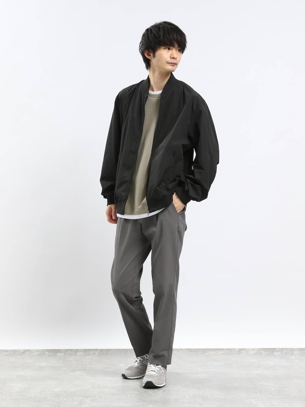 ブラック系のMA-1、グリーン系のTシャツ/カットソー、グレー系のその他パンツを着用したメンズの春コーディネートの2枚目の写真