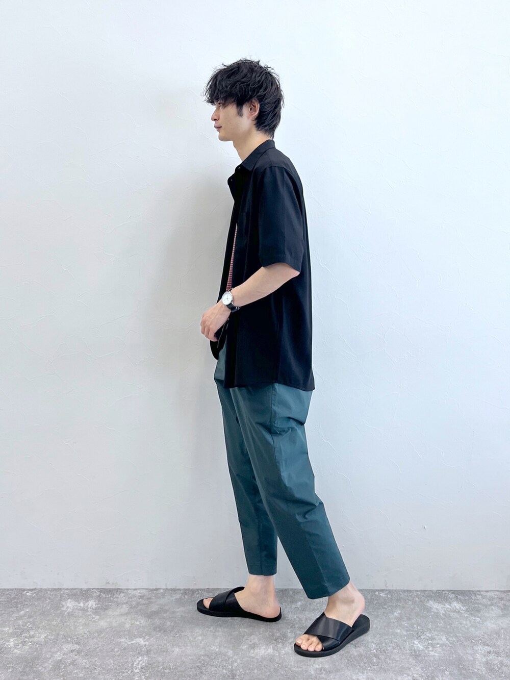 グリーン系のその他パンツ、ブラック系のサンダル、ブラック系のシャツ/ブラウスを着用したメンズの夏コーディネートの2枚目の写真