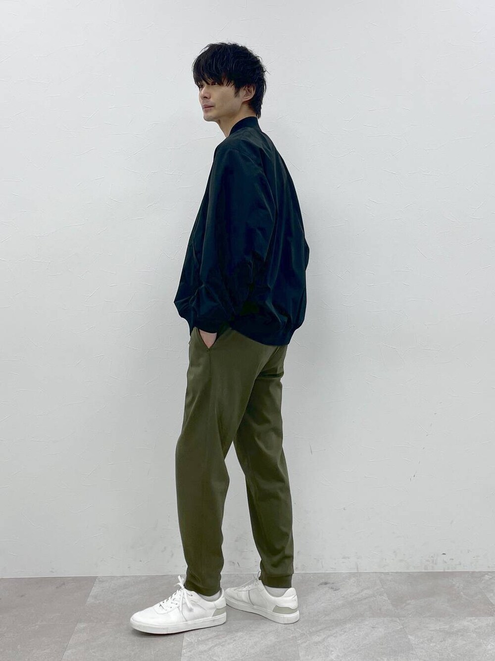 グリーン系のその他パンツ、ブラック系のMA-1を着用したメンズの春コーディネートの2枚目の写真