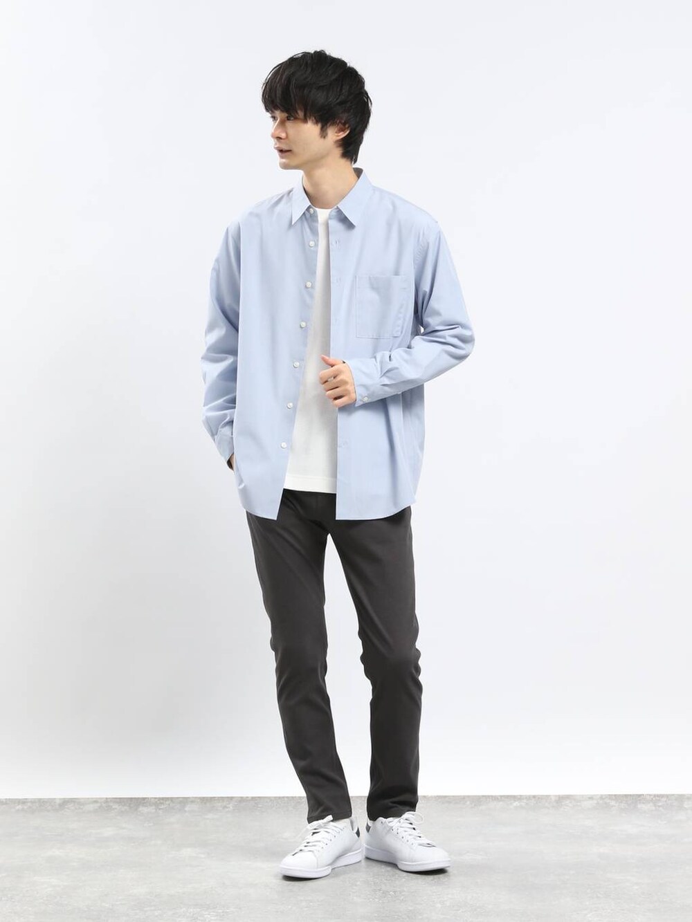 グレー系のその他パンツ、ブルー系のシャツ/ブラウス、ベージュ系のTシャツ/カットソーを着用したメンズの春コーディネートの2枚目の写真