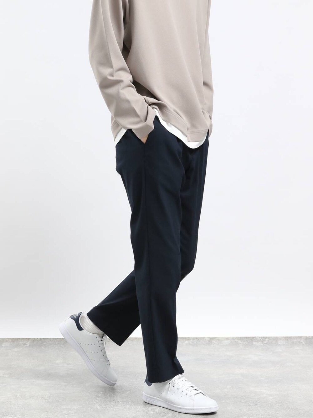 ベージュ系のTシャツ/カットソー、ブルー系のその他パンツ、ブルー系のブルゾンを着用したメンズの春コーディネートの5枚目の写真