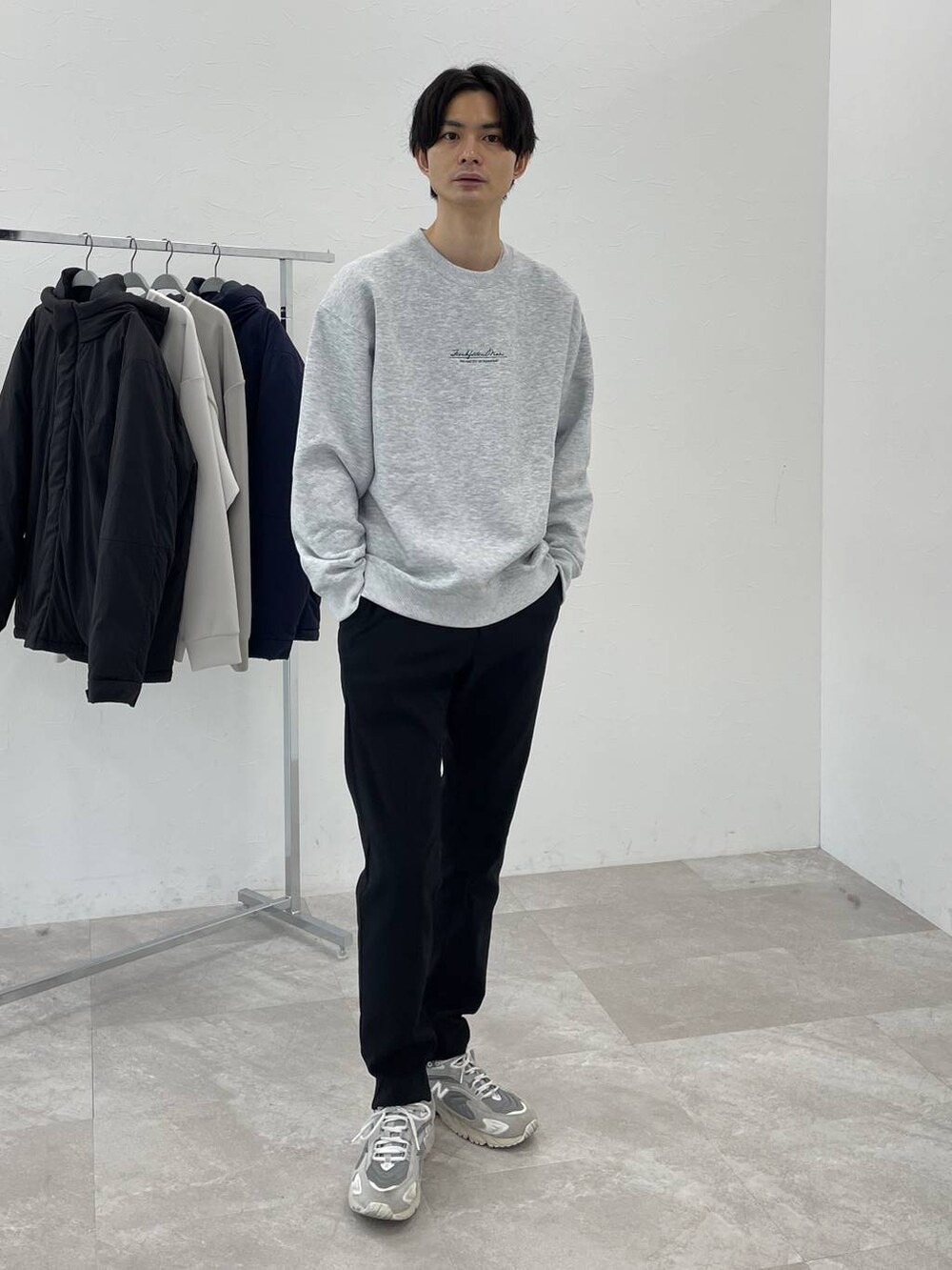 グリーン系のブルゾン、グレー系のスウェット、ブラック系のその他パンツを着用したメンズの冬コーディネートの4枚目の写真