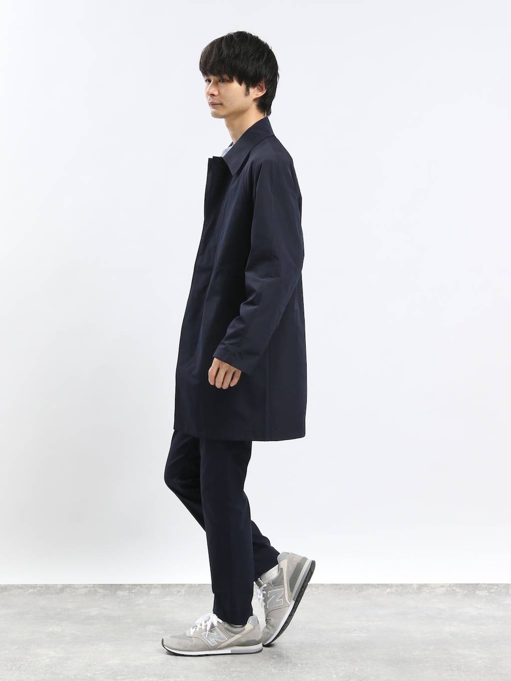 ブルー系のその他パンツ、ブルー系のステンカラーコート、ブルー系のシャツ/ブラウスを着用したメンズの冬コーディネートの3枚目の写真