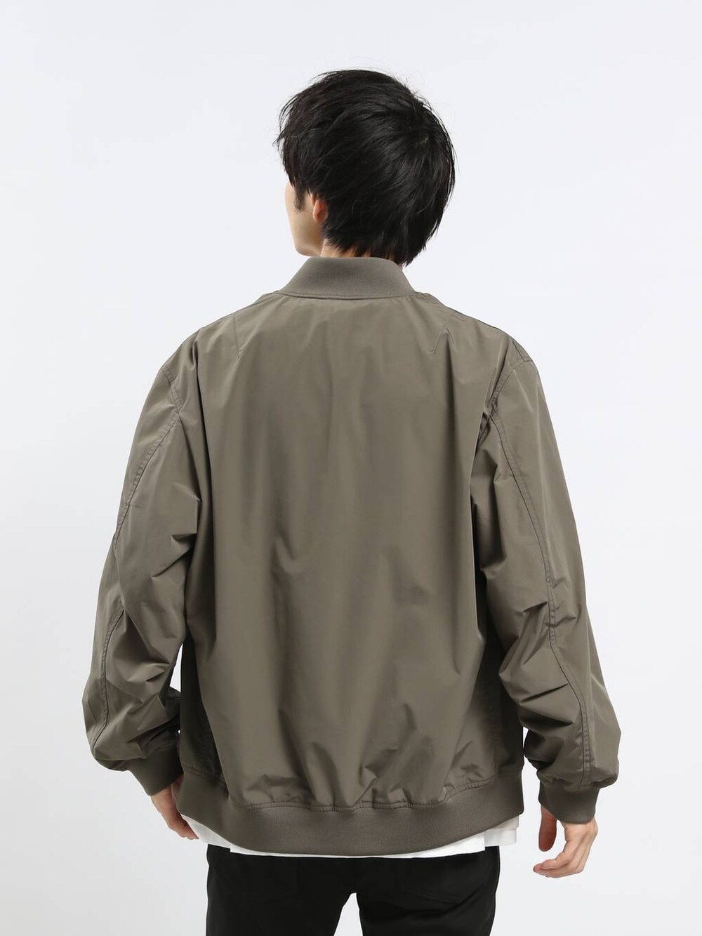 ブラック系のその他パンツ、グリーン系のMA-1、ホワイト系のTシャツ/カットソーを着用したメンズの冬コーディネートの5枚目の写真