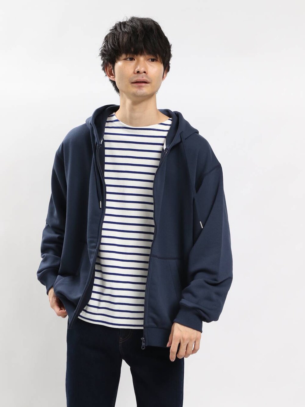 ブルー系のデニムパンツ、ブルー系のパーカー、ブルー系のTシャツ/カットソーを着用したメンズの冬コーディネートの4枚目の写真