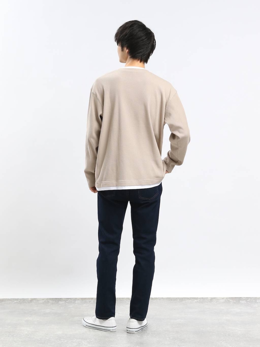 ブルー系のデニムパンツ、ベージュ系のTシャツ/カットソーを着用したメンズの春コーディネートの3枚目の写真