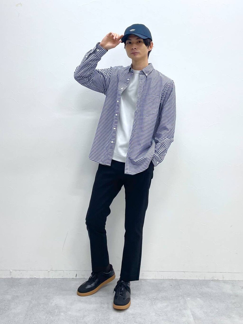 ブラック系のスニーカー、グレー系のTシャツ/カットソー、ブラック系のその他パンツを着用したメンズの冬コーディネートの2枚目の写真