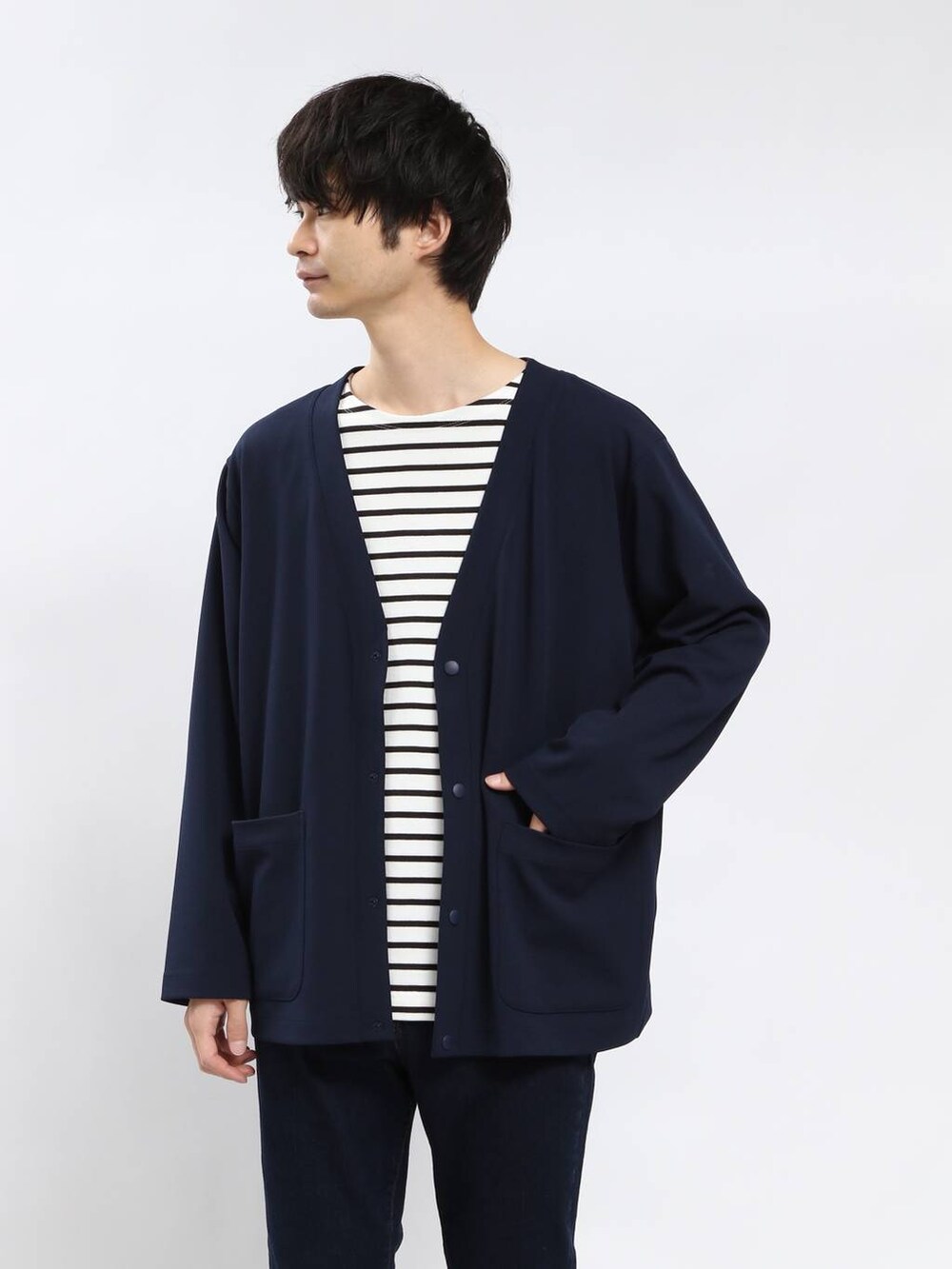 ブルー系のデニムパンツ、グレー系のTシャツ/カットソー、ブルー系のカーディガン/ボレロを着用したメンズの春コーディネートの4枚目の写真