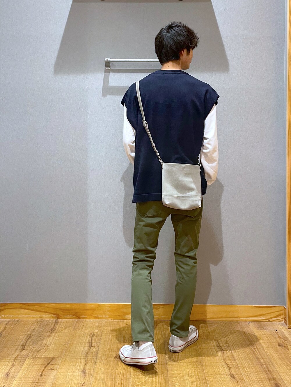 グリーン系のその他パンツ、ホワイト系のTシャツ/カットソー、ブルー系のベストを着用したメンズの春コーディネートの3枚目の写真