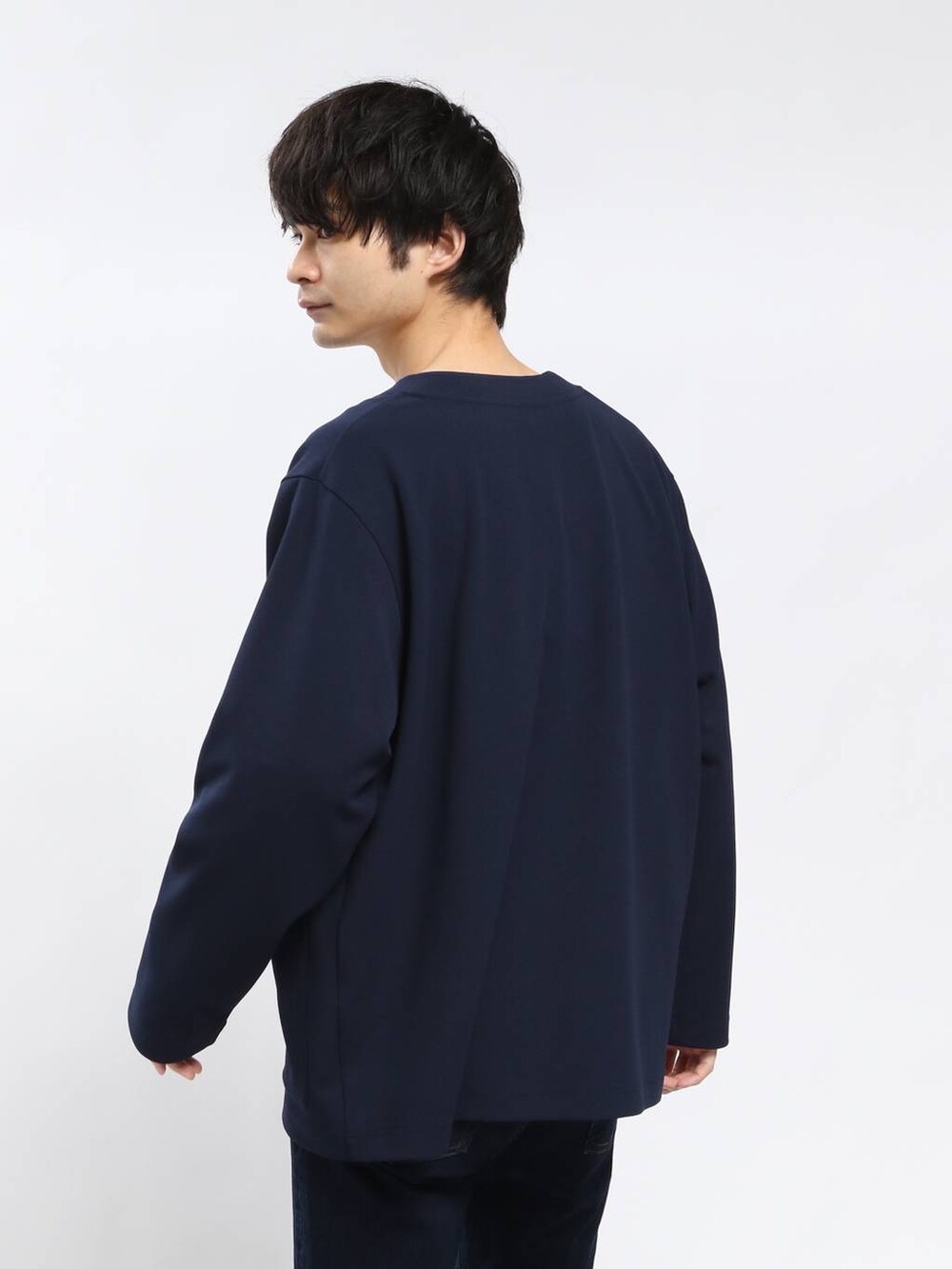 ブルー系のデニムパンツ、グレー系のTシャツ/カットソー、ブルー系のカーディガン/ボレロを着用したメンズの春コーディネートの6枚目の写真