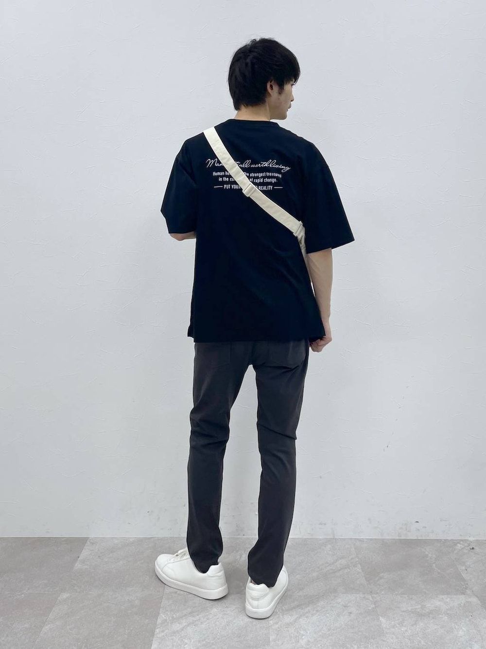 ブラック系のTシャツ/カットソー、ホワイト系のショルダーバッグ、グレー系のその他パンツを着用したメンズの春コーディネートの2枚目の写真