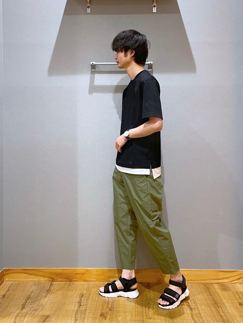 ブラック系のサンダル、グリーン系のその他パンツ、ブラック系のTシャツ/カットソーを着用したメンズの春コーディネートの2枚目の写真