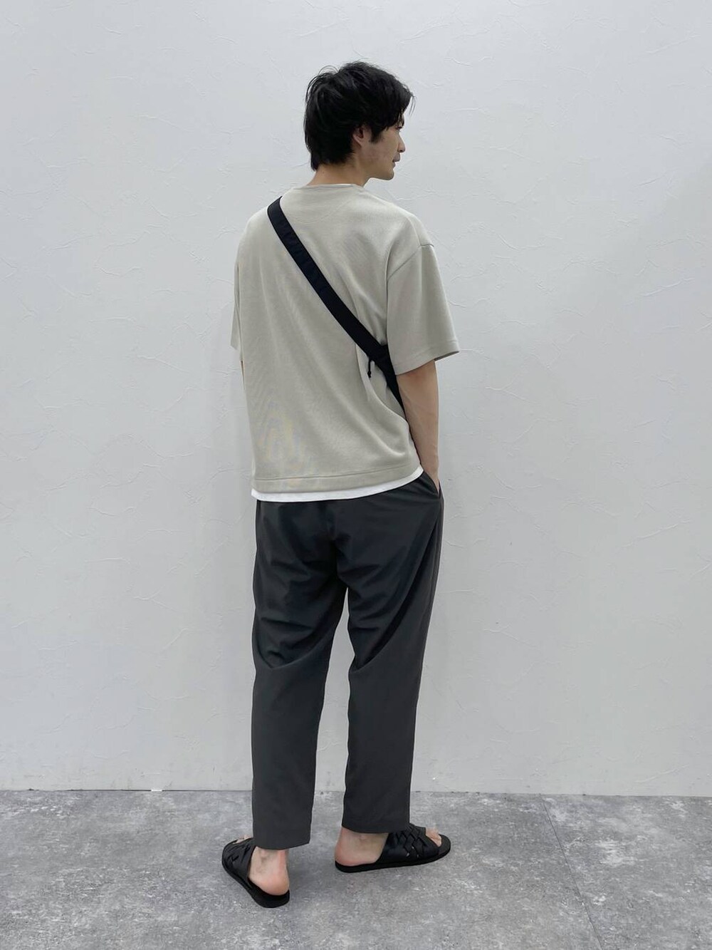 グレー系のその他パンツ、ベージュ系のTシャツ/カットソーを着用したメンズの夏コーディネートの2枚目の写真