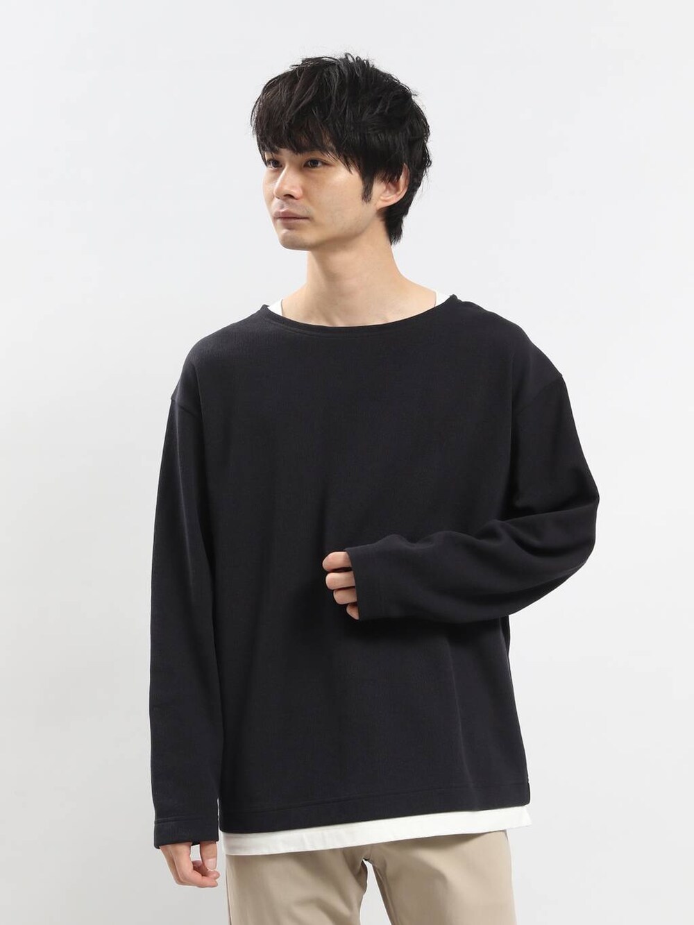ベージュ系のその他パンツ、ブルー系のTシャツ/カットソーを着用したメンズの冬コーディネートの3枚目の写真