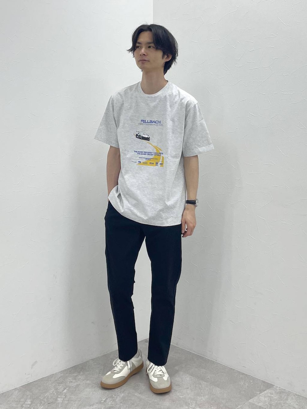 ベージュ系のスニーカー、ブラック系のその他パンツ、グレー系のTシャツ/カットソーを着用したメンズの春コーディネートの2枚目の写真
