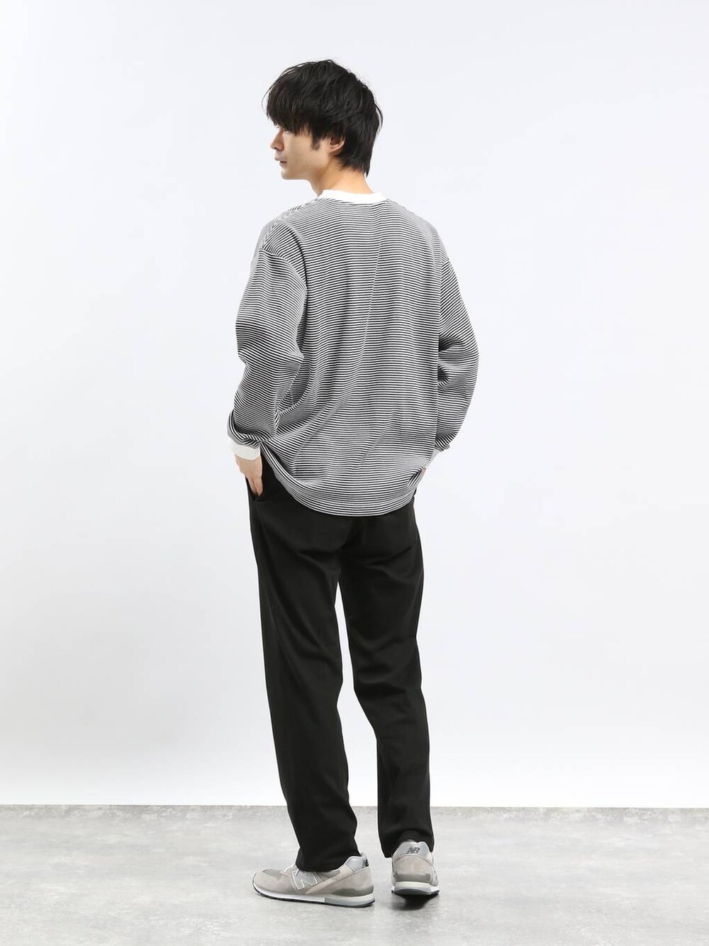 ブラック系のその他パンツ、グレー系のTシャツ/カットソーを着用したメンズの春コーディネートの3枚目の写真