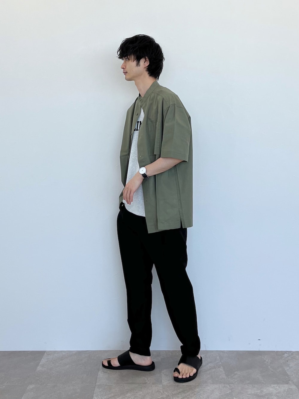 ブラック系のその他パンツ、グレー系のTシャツ/カットソー、グリーン系のシャツ/ブラウスを着用したメンズの夏コーディネートの2枚目の写真