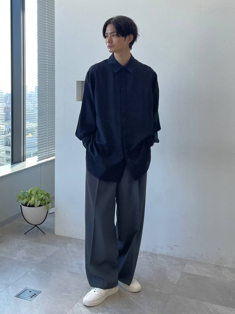 グレー系のスラックス、ブラック系のシャツ/ブラウス、ブラック系のブルゾンを着用したメンズの冬コーディネートの3枚目の写真