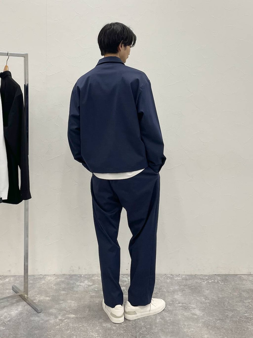 ブルー系のデニムパンツ、ホワイト系のTシャツ/カットソーを着用したメンズの冬コーディネートの4枚目の写真