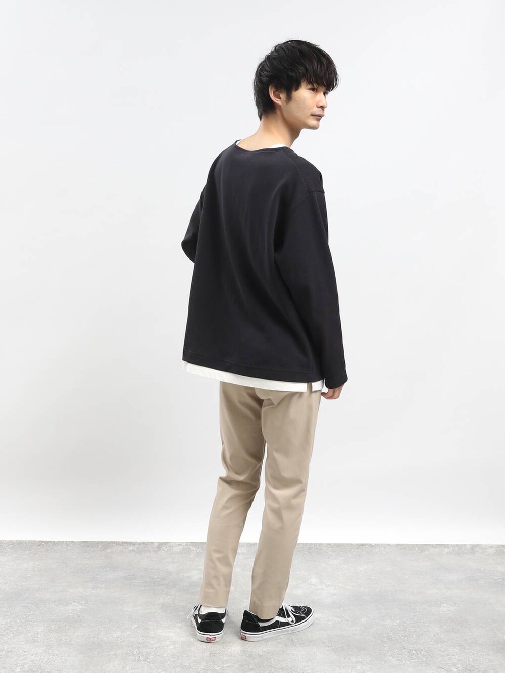 ベージュ系のその他パンツ、ブルー系のTシャツ/カットソーを着用したメンズの冬コーディネートの2枚目の写真