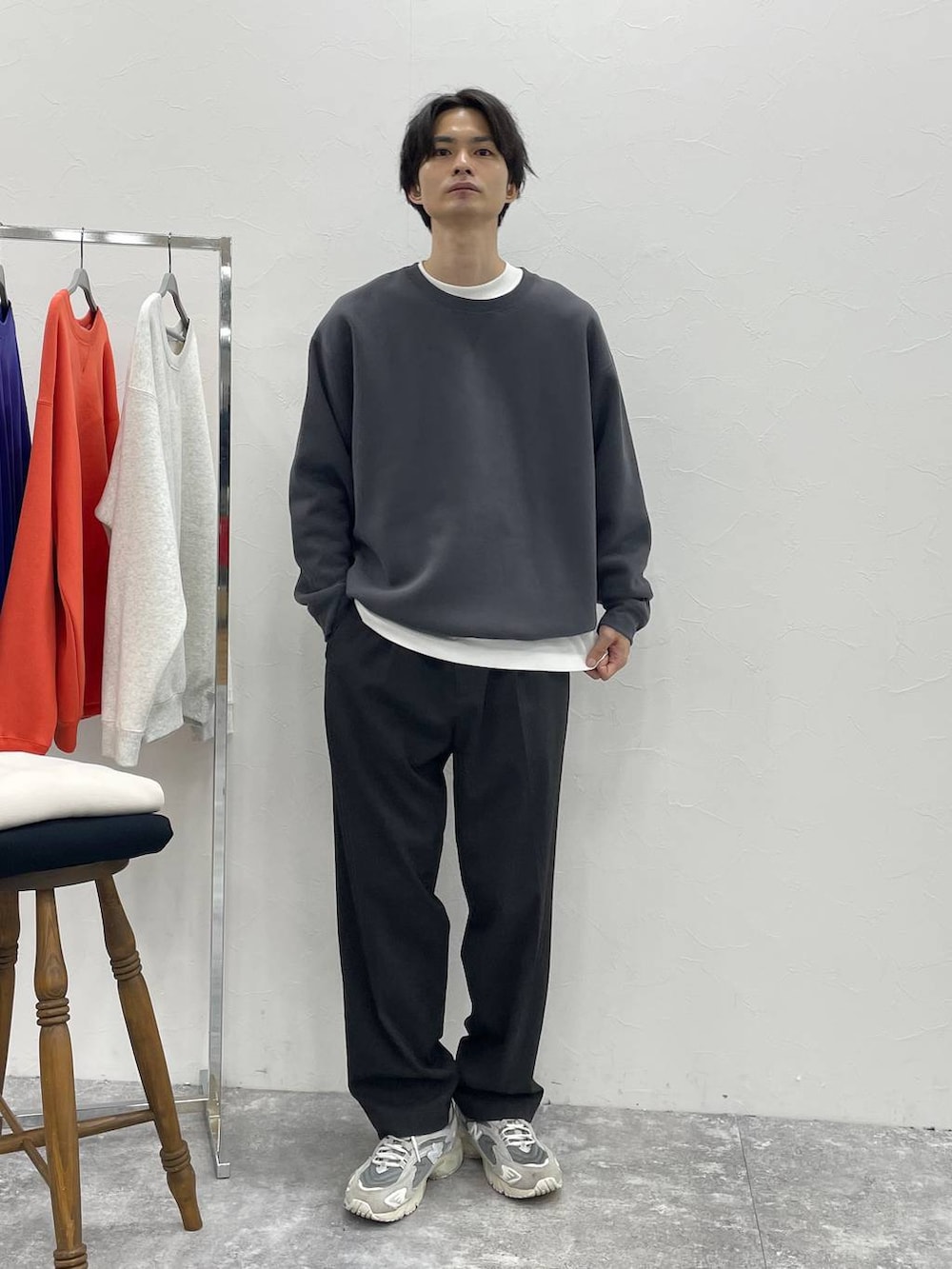 グリーン系のブルゾン、ブラック系のその他パンツを着用したメンズの秋コーディネートの2枚目の写真