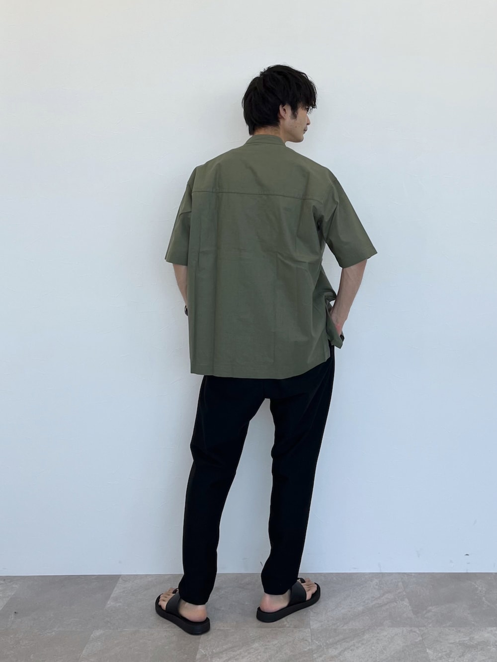 ブラック系のその他パンツ、グレー系のTシャツ/カットソー、グリーン系のシャツ/ブラウスを着用したメンズの夏コーディネートの3枚目の写真