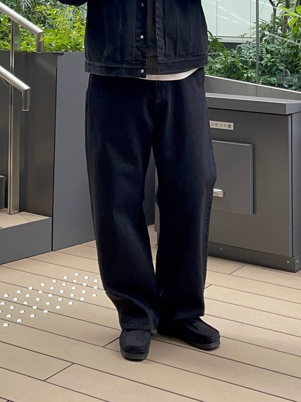 ブラック系のモカシン/デッキシューズ、ブラック系のデニムパンツ、ブラック系のデニムジャケットを着用したメンズの冬コーディネートの2枚目の写真