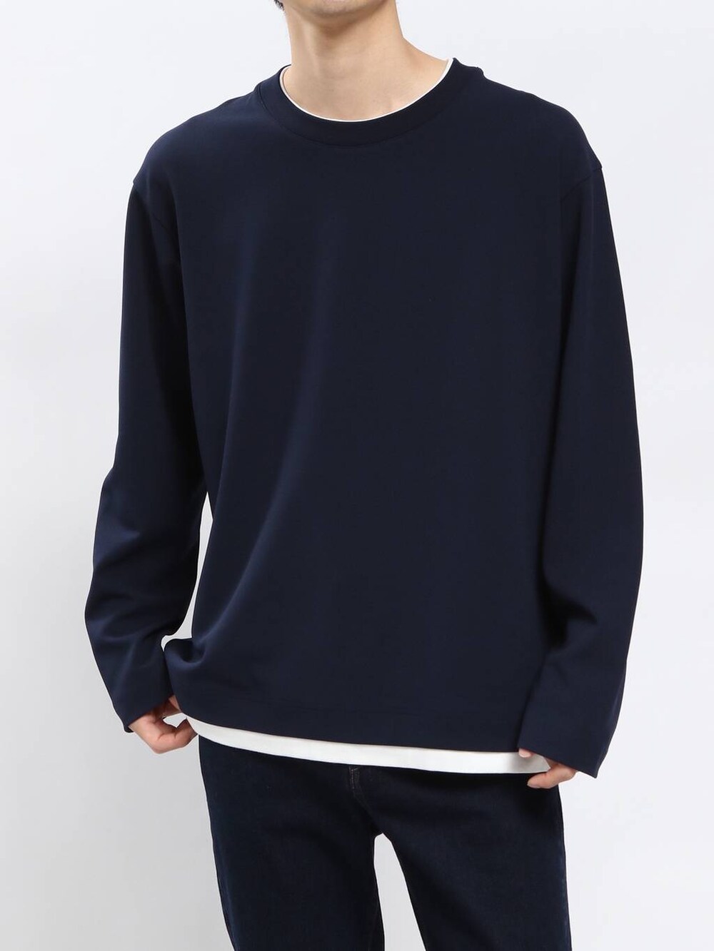 ブルー系のデニムパンツ、ブルー系のTシャツ/カットソーを着用したメンズの春コーディネートの4枚目の写真