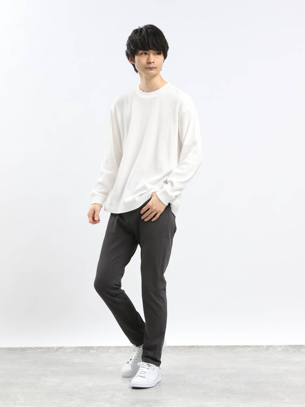 グレー系のその他パンツ、ブルー系のシャツ/ブラウス、ベージュ系のTシャツ/カットソーを着用したメンズの春コーディネートの3枚目の写真