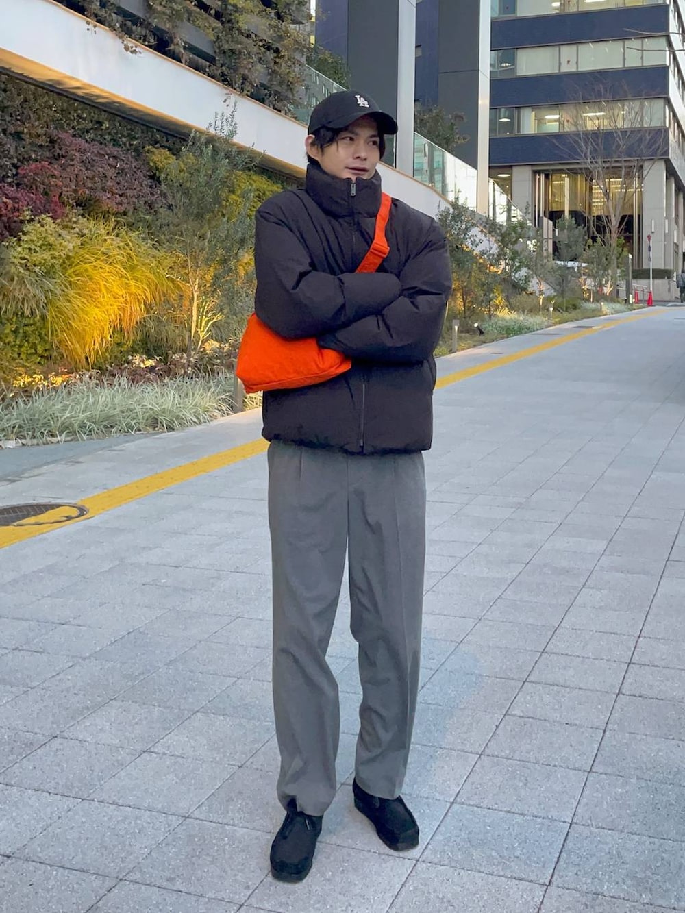 グレー系のその他パンツ、グレー系のスウェット、ブラック系のブルゾンを着用したメンズの冬コーディネートの6枚目の写真