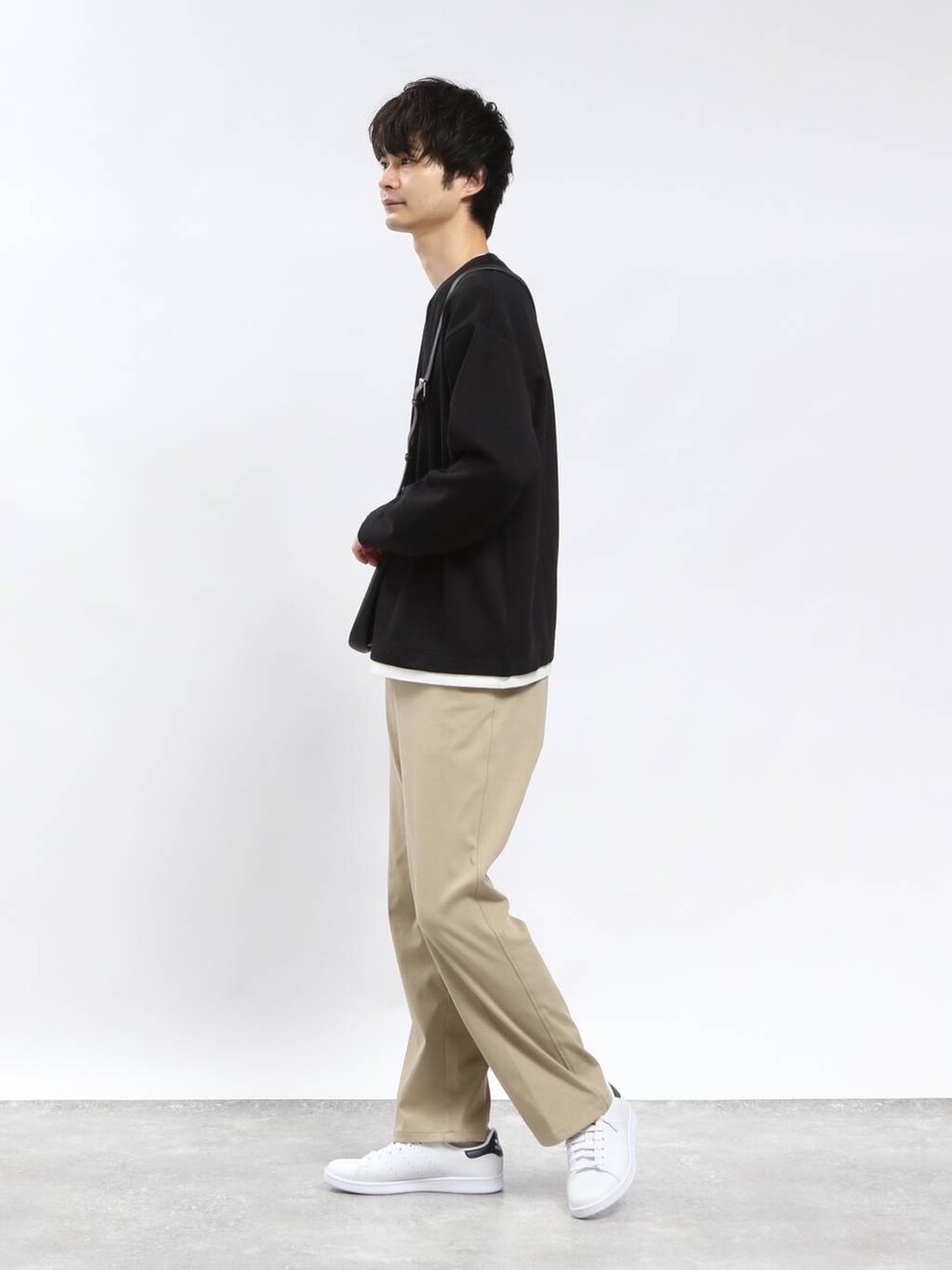 ベージュ系のその他パンツ、ブラック系のショルダーバッグ、ブラック系のTシャツ/カットソーを着用したメンズの春コーディネートの2枚目の写真