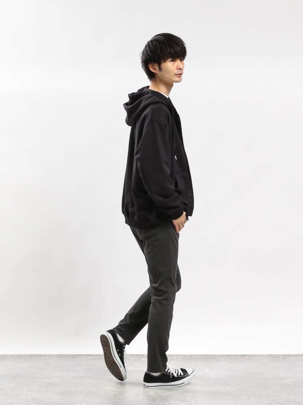 グレー系のその他パンツ、ホワイト系のTシャツ/カットソー、ブラック系のパーカーを着用したメンズの冬コーディネートの2枚目の写真