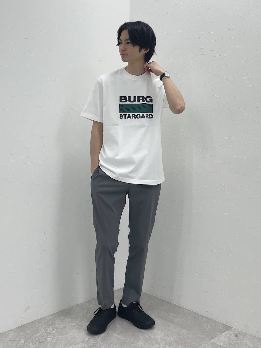 ベージュ系のサンダル、グレー系のその他パンツ、ホワイト系のカーディガン/ボレロを着用したメンズの春コーディネートの6枚目の写真