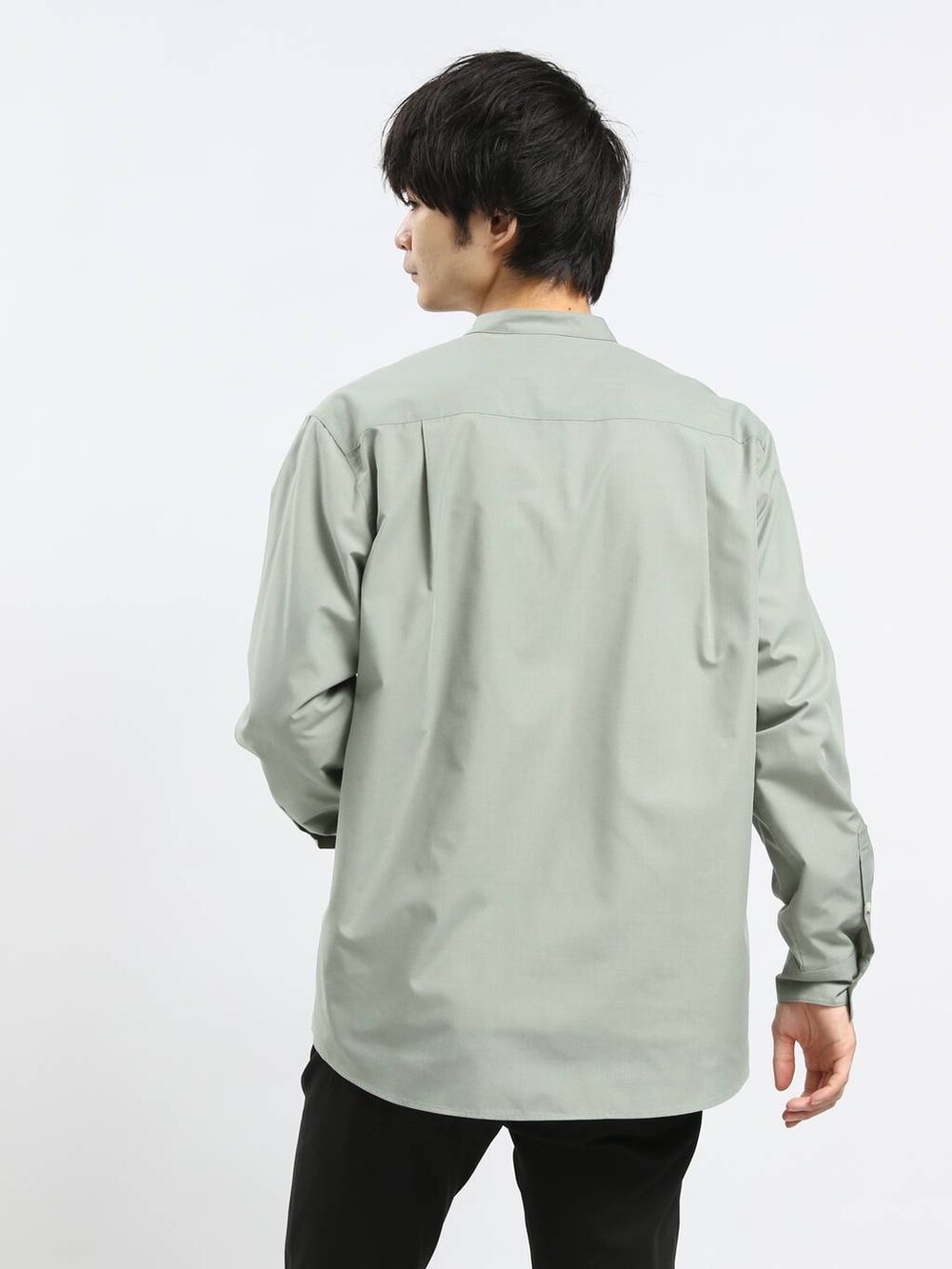 ブラック系のその他パンツ、グリーン系のシャツ/ブラウスを着用したメンズの冬コーディネートの5枚目の写真