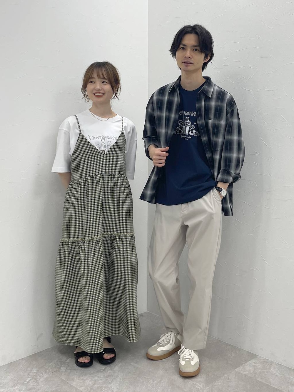 ベージュ系のスニーカー、ホワイト系のその他パンツ、ブルー系のTシャツ/カットソーを着用したメンズの春コーディネートの3枚目の写真