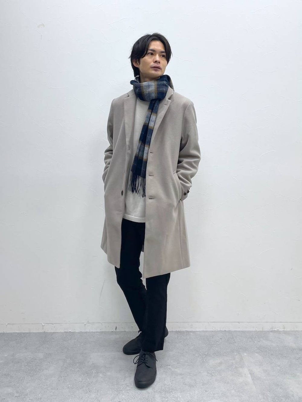 ベージュ系のチェスターコート、ブラック系のその他パンツ、ブラック系のローファーを着用したメンズの冬コーディネートの2枚目の写真