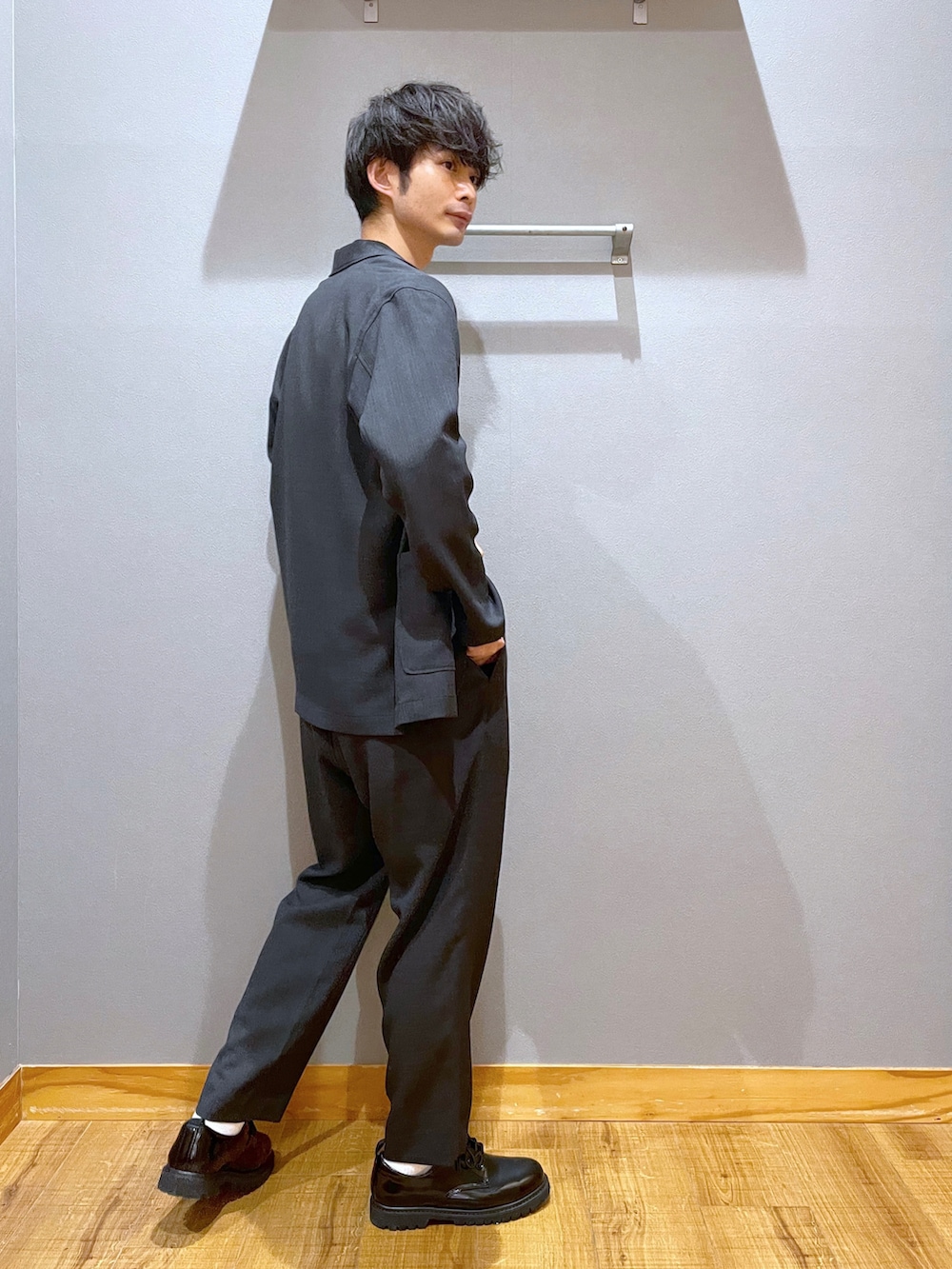 その他のスラックス、その他のテーラードジャケット、ブルー系のTシャツ/カットソーを着用したメンズの春コーディネートの4枚目の写真