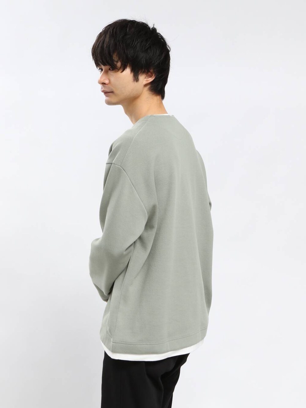 ブラック系のその他パンツ、グリーン系のTシャツ/カットソーを着用したメンズの春コーディネートの4枚目の写真