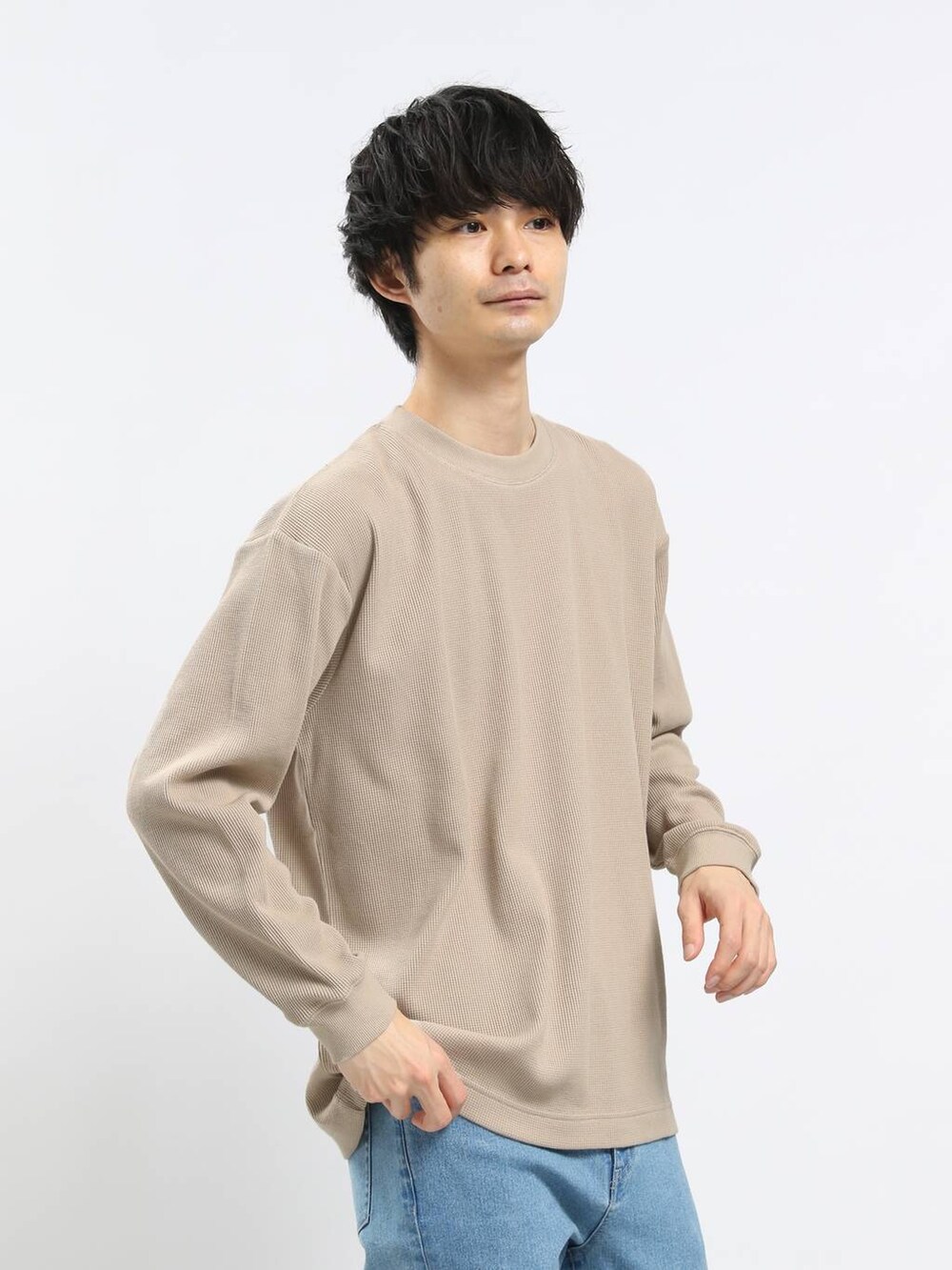 ブルー系のデニムパンツ、ブラック系のパーカー、ベージュ系のTシャツ/カットソーを着用したメンズの春コーディネートの4枚目の写真