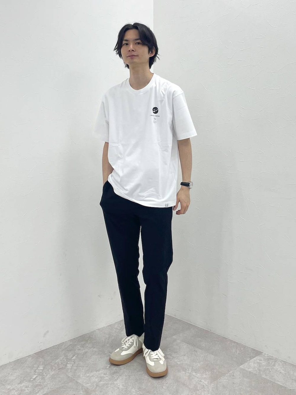 ベージュ系のスニーカー、ブラック系のその他パンツ、ブラウン系のTシャツ/カットソーを着用したメンズの春コーディネートの2枚目の写真