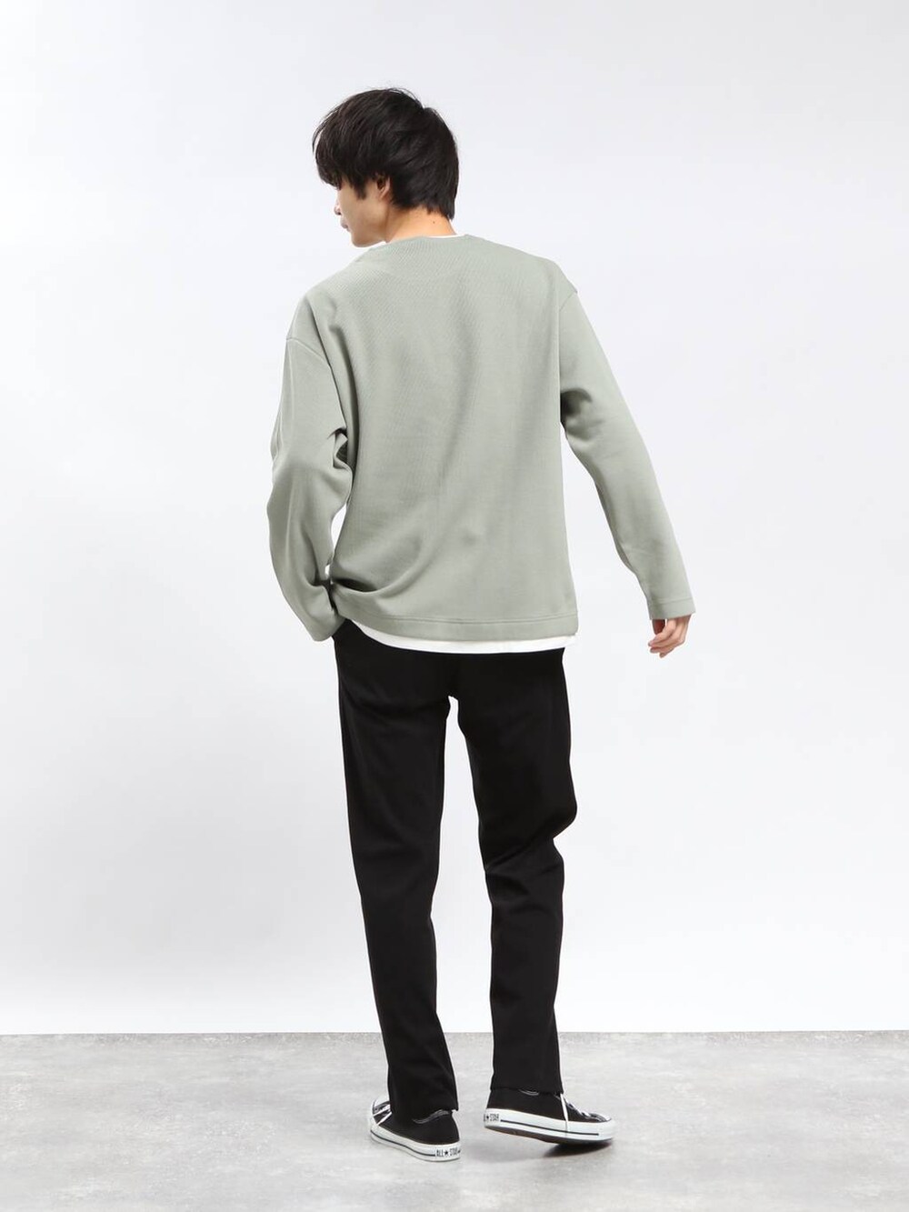 ブラック系のその他パンツ、グリーン系のTシャツ/カットソーを着用したメンズの春コーディネートの2枚目の写真