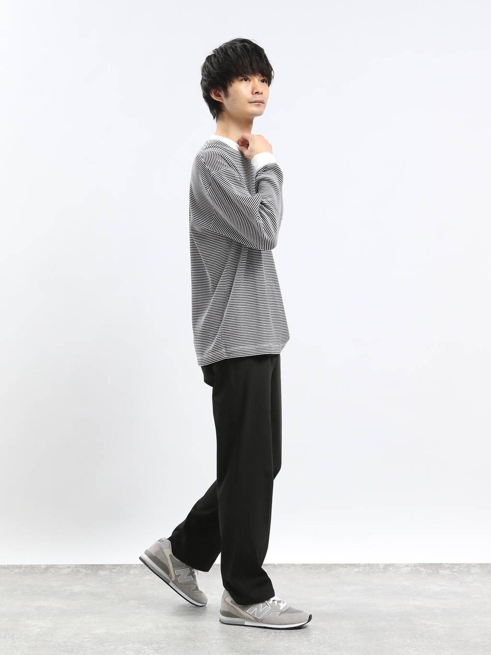 ブラック系のその他パンツ、グレー系のTシャツ/カットソーを着用したメンズの春コーディネートの2枚目の写真