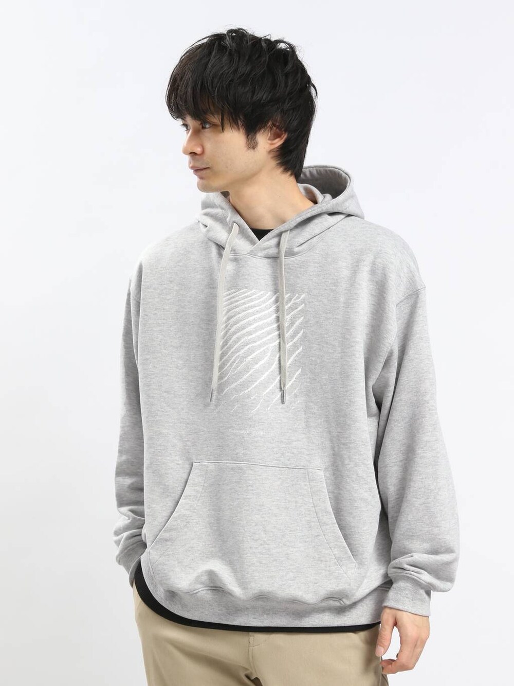 ブラック系のその他パンツ、グレー系のパーカー、ブラック系のTシャツ/カットソーを着用したメンズの春コーディネートの2枚目の写真