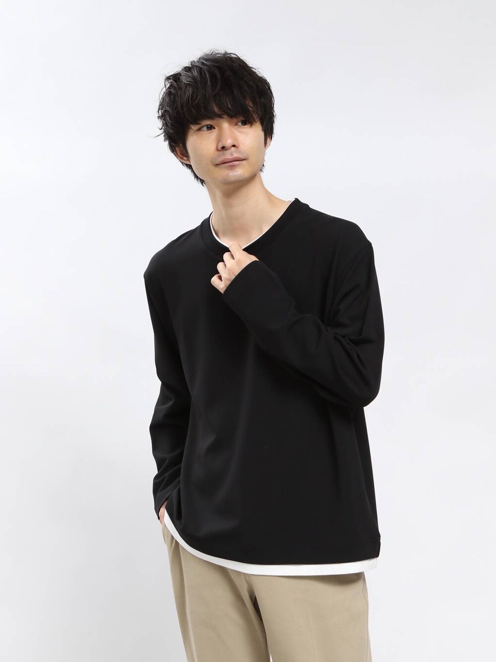 ブラック系のショルダーバッグ、ベージュ系のその他パンツ、ブラック系のTシャツ/カットソーを着用したメンズの春コーディネートの3枚目の写真