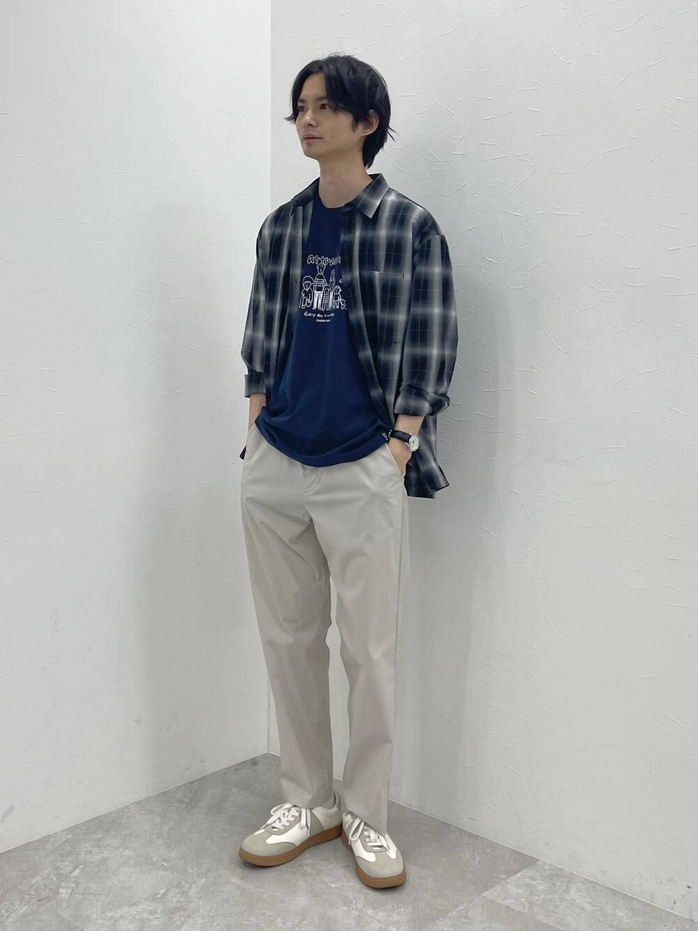 ベージュ系のスニーカー、ホワイト系のその他パンツ、ブルー系のTシャツ/カットソーを着用したメンズの春コーディネートの5枚目の写真