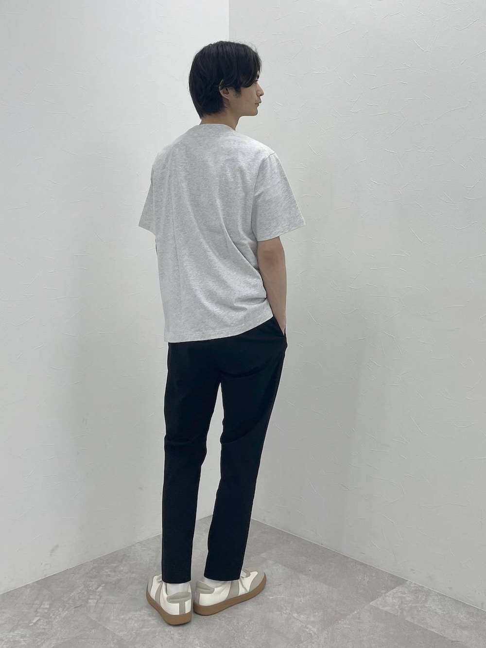 ベージュ系のスニーカー、ブラック系のその他パンツ、グレー系のTシャツ/カットソーを着用したメンズの春コーディネートの3枚目の写真