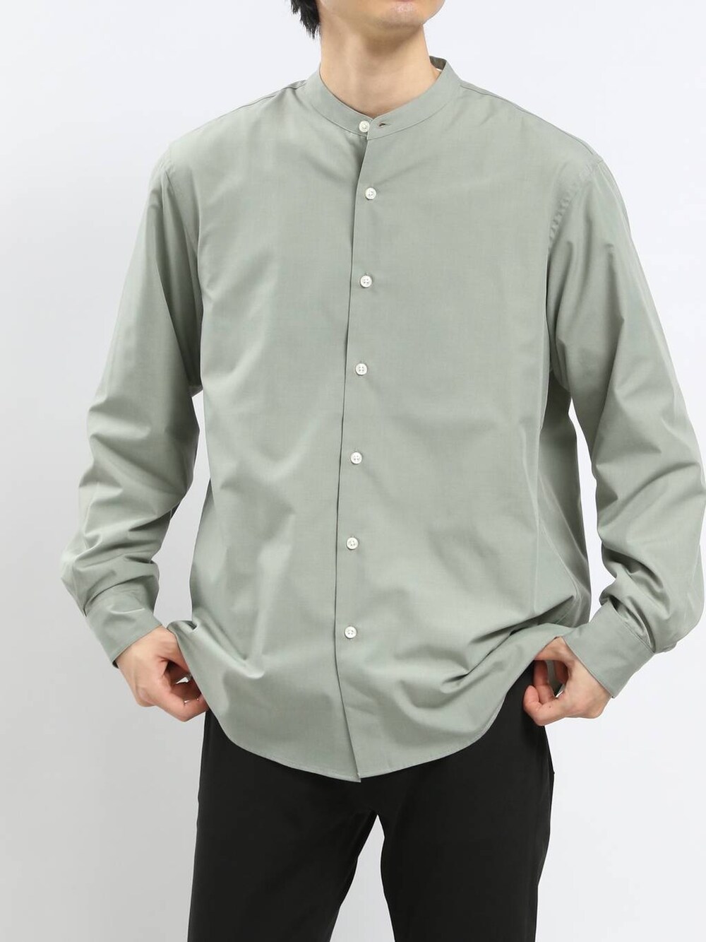 ブラック系のその他パンツ、グリーン系のシャツ/ブラウスを着用したメンズの冬コーディネートの4枚目の写真