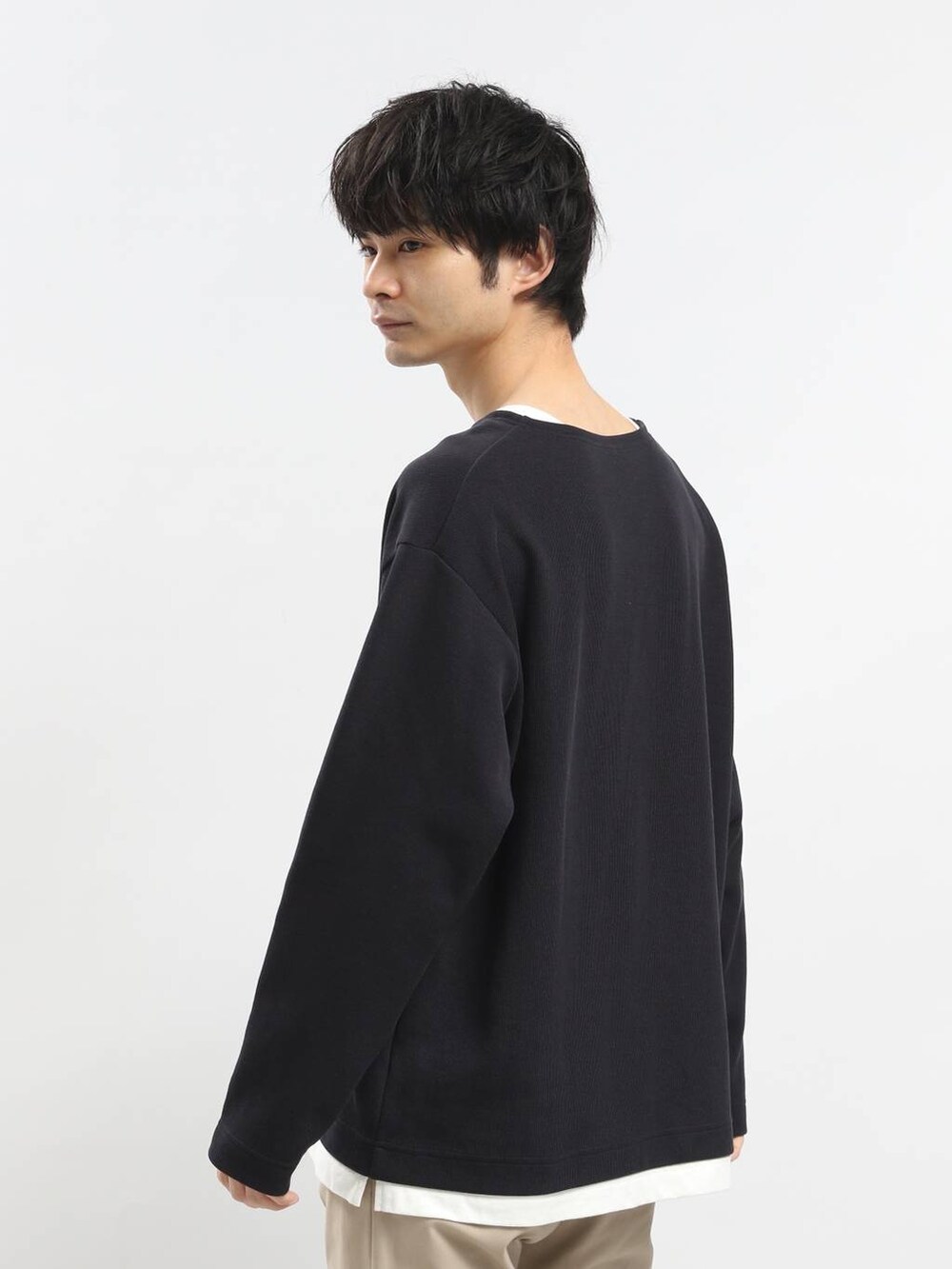 ベージュ系のその他パンツ、ブルー系のTシャツ/カットソーを着用したメンズの冬コーディネートの4枚目の写真