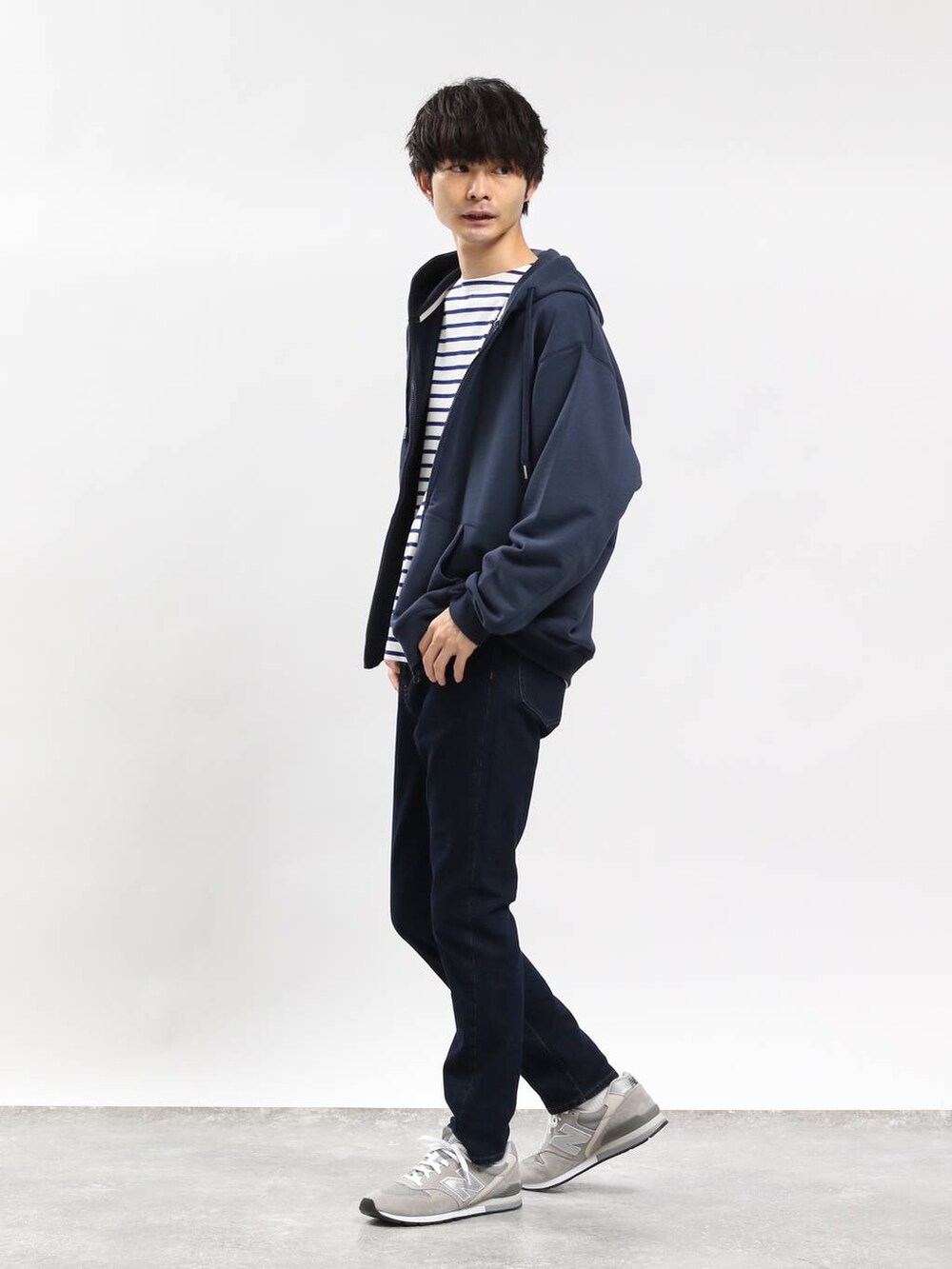 ブルー系のデニムパンツ、ブルー系のパーカー、ブルー系のTシャツ/カットソーを着用したメンズの冬コーディネートの2枚目の写真