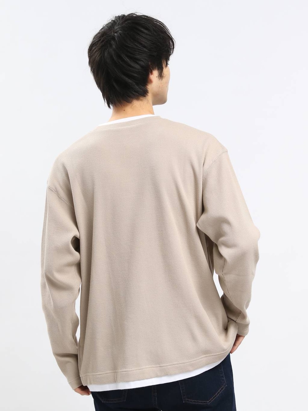 ブルー系のデニムパンツ、ベージュ系のTシャツ/カットソーを着用したメンズの春コーディネートの6枚目の写真